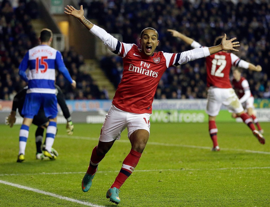 Theo Walcott jásá. Křídelník Arsenalu v zápase Capital One Cupu v nastavení vyrovnal na 4:4. Arsenal přitom prohrával už o čtyři branky, aby v prodloužení rozhodl o svém triumfu v poměru 7:5