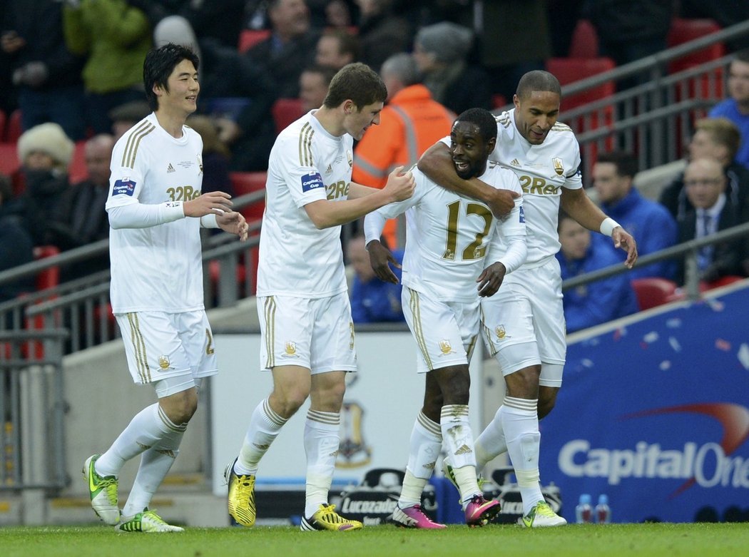 Fotbalisté Swansea ovládli finále Capital One Cupu, vyhráli nad Bradfordem 5:0