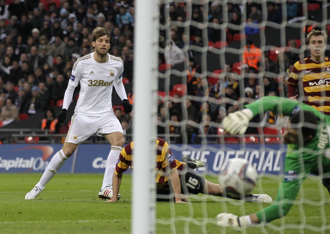 Fotbalisté Swansea ovládli finále Capital One Cupu, vyhráli nad Bradfordem 5:0