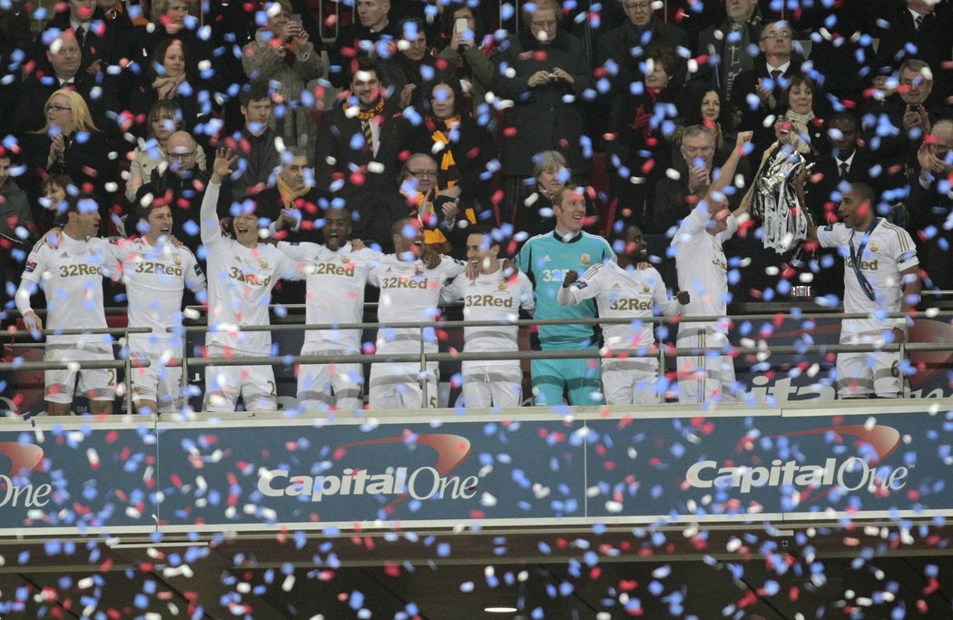 Fotbalisté Swansea vyhráli v neděli ve finále Capital One Cupu nad Bradfordem 5:0 a měli z toho velkou radost