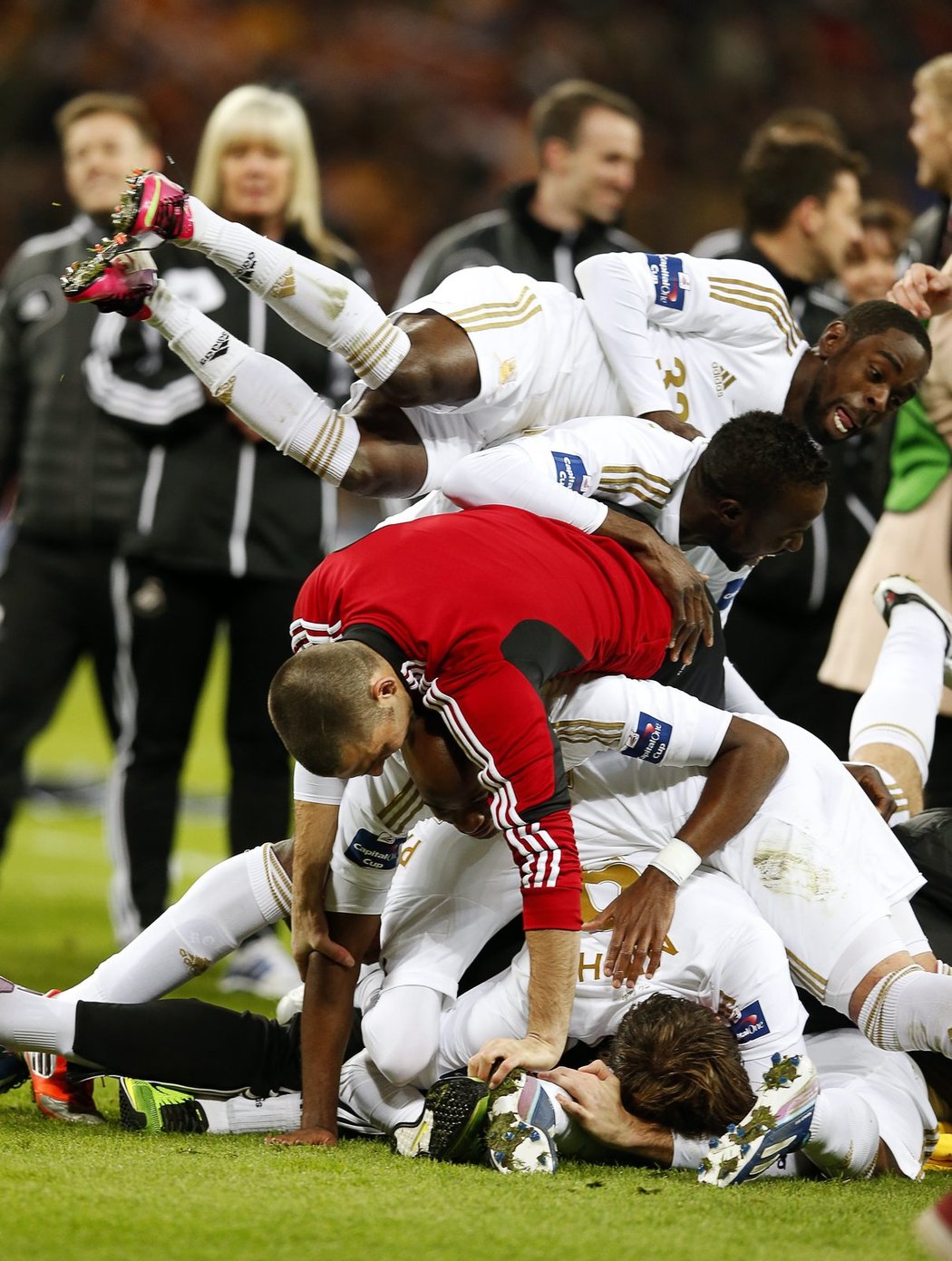 Fotbalisté Swansea vyhráli v neděli ve finále Capital One Cupu nad Bradfordem 5:0 a měli z toho velkou radost