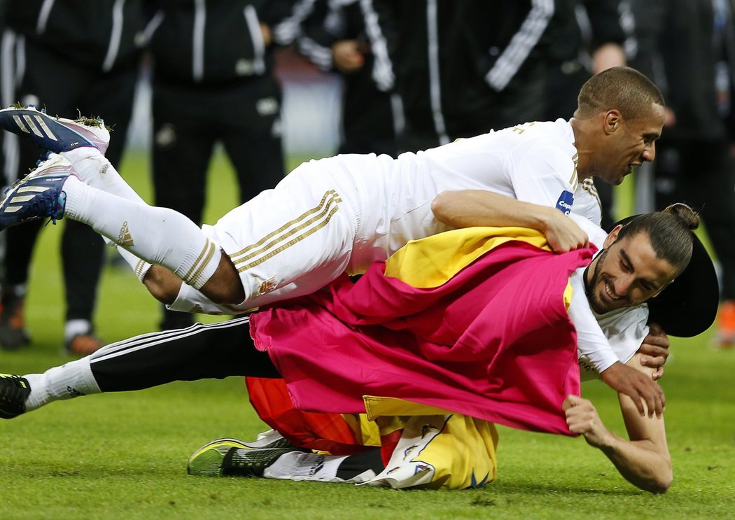 Hráči Swansea si z radostí po vítězství ve finále Capital One Cupu vyzkoušeli ve Wembley i coridu. Nad Bradfordem vyhráli 5:0