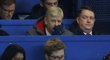 Arséne Wenger strávil středeční zápas s Chelsea na tribuně