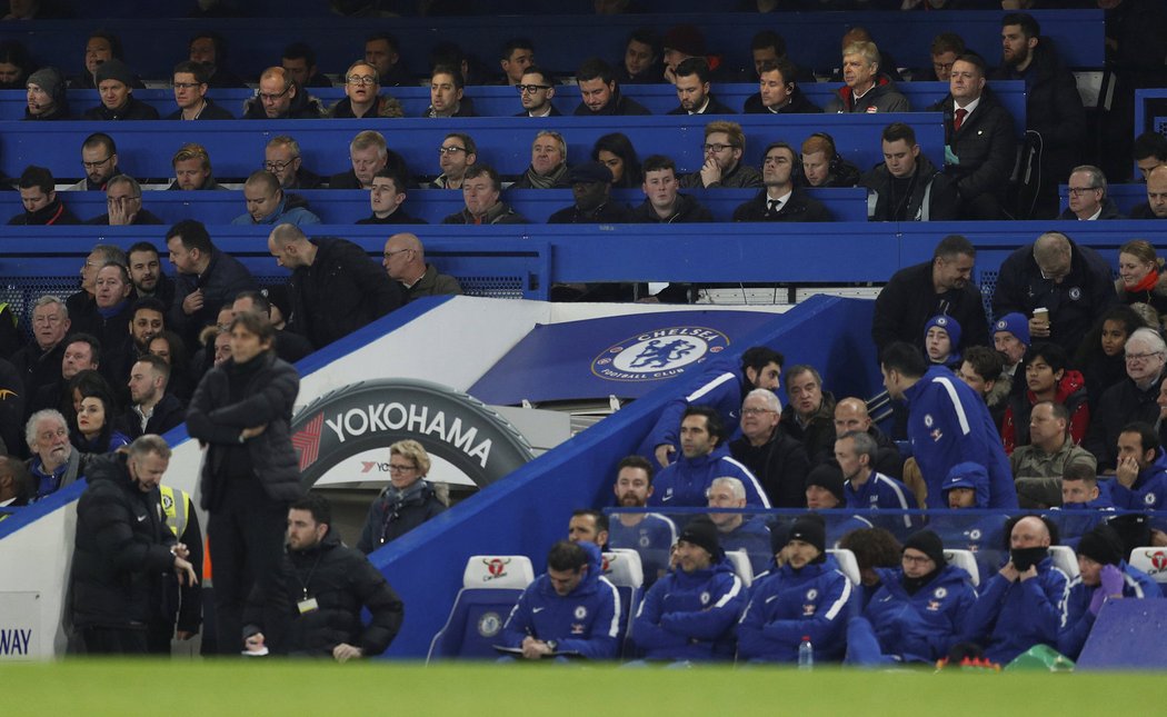 Arséne Wenger strávil středeční zápas s Chelsea na tribuně