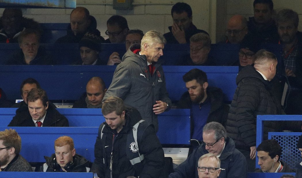 Arséne Wenger strávil středeční zápas s Chelsea na tribuně