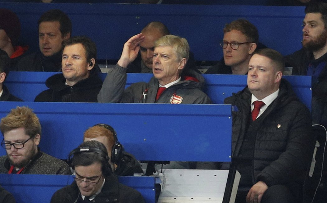 Arséne Wenger strávil středeční zápas s Chelsea na tribuně