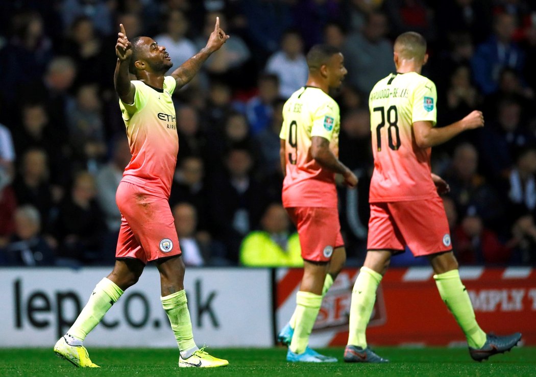 Raheem Sterling se raduje z gólu, který vstřelil v Carabao Cupu do sítě Prestonu