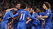 Fotbalisté Chelsea slaví poté, co díky závěrečnému obratu porazili po prodloužení v ligovém poháru Manchester United