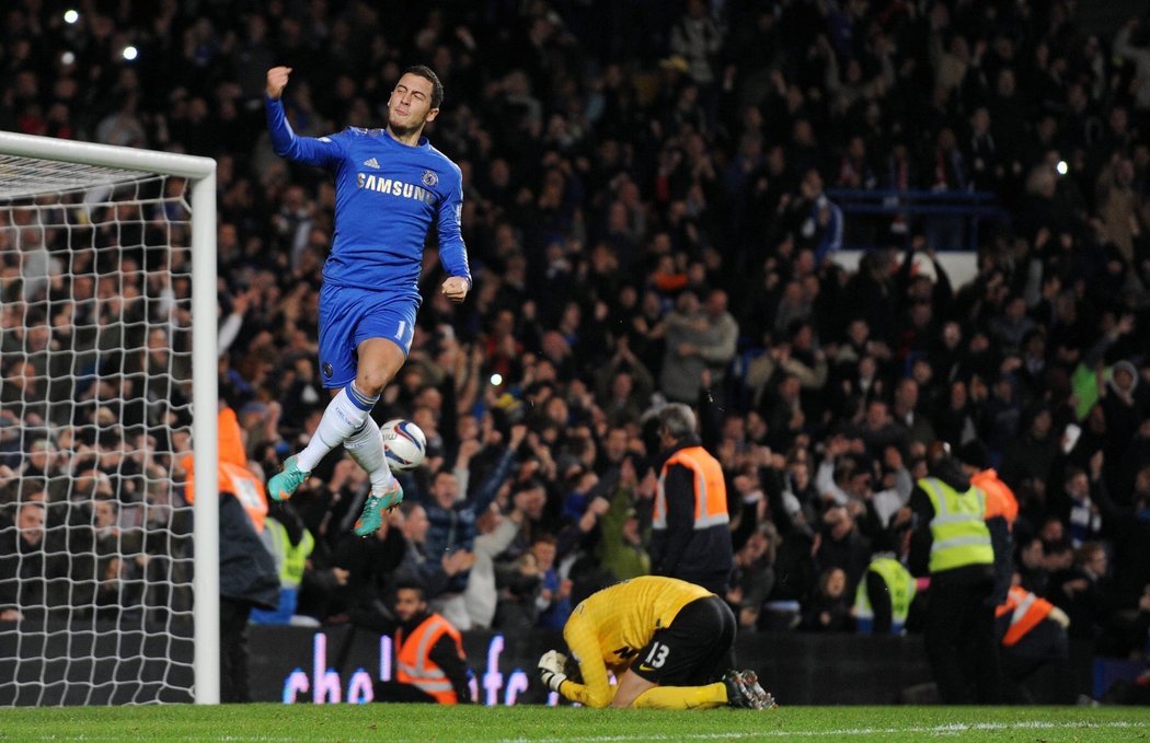 Eden Hazard v nastavení utkání anglického poháru mezi Chelsea a Manchesterem United vyrovnal z penalty na 3:3