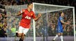 Útočník Manchesteru United Javier Hernandez vstřelil gól do sítě Chelsea v utkání Carling Cupu