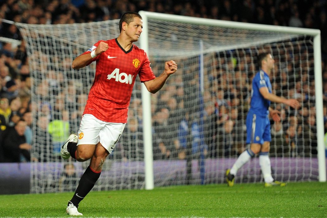 Útočník Manchesteru United Javier Hernandez vstřelil gól do sítě Chelsea v utkání Carling Cupu