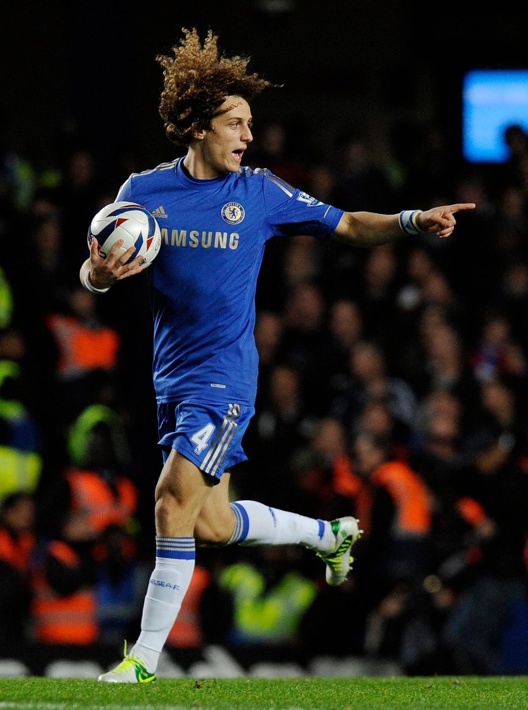 Stoper Chelsea David Luiz v utkání Chelsea s Manchesterem United srovnal z penalty na 1:1