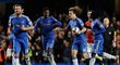 Fotbalisté Chelsea se radují z jedné branky do sítě Manchesteru United v utkání anglického poháru