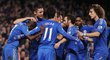 Fotbalisté Chelsea slaví poté, co díky závěrečnému obratu porazili po prodloužení v ligovém poháru Manchester United