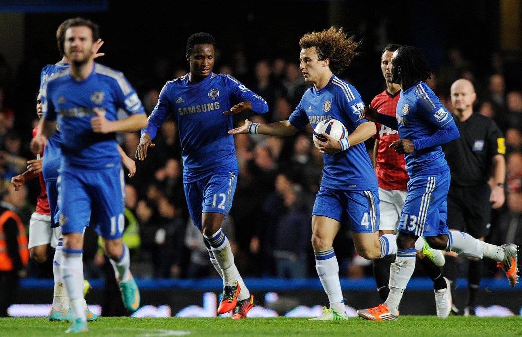 Fotbalisté Chelsea se radují z jedné branky do sítě Manchesteru United v utkání anglického poháru