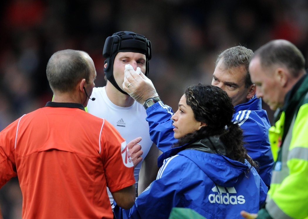 Petra Čecha museli doktoři dlouze ošetřovat, gólman Chelsea nakonec utkání s Blackburnem dochytal