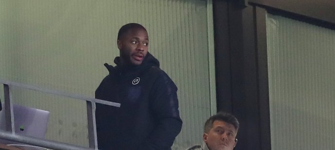 Raheem Sterling sledoval duel Anglie s Černou horou jen z tribuny