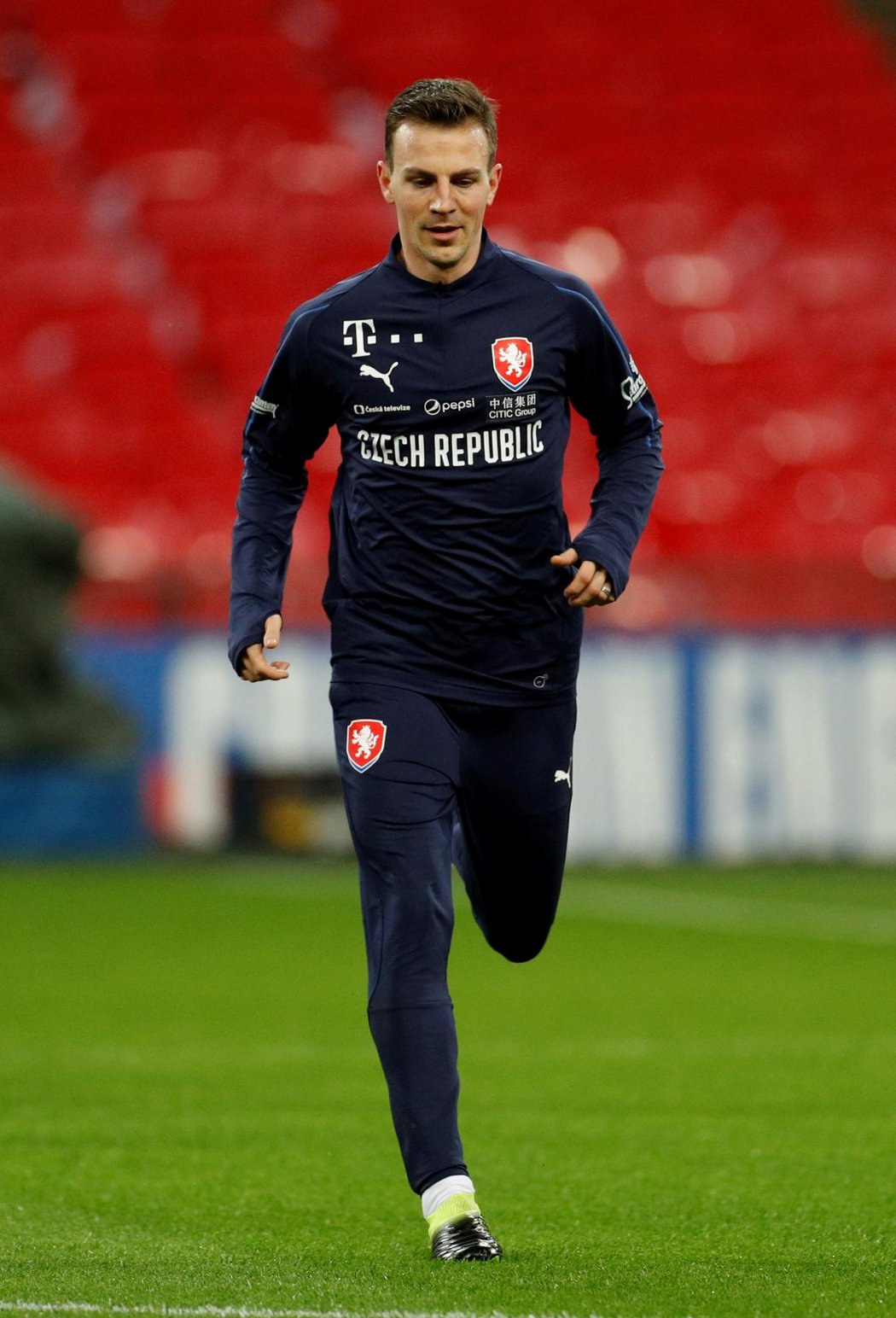 Záložník Vladimír Darida na tréninku ve Wembley