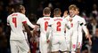 Fotbalisté Anglie se radují ze vstřelené branky do sítě českého národního týmu