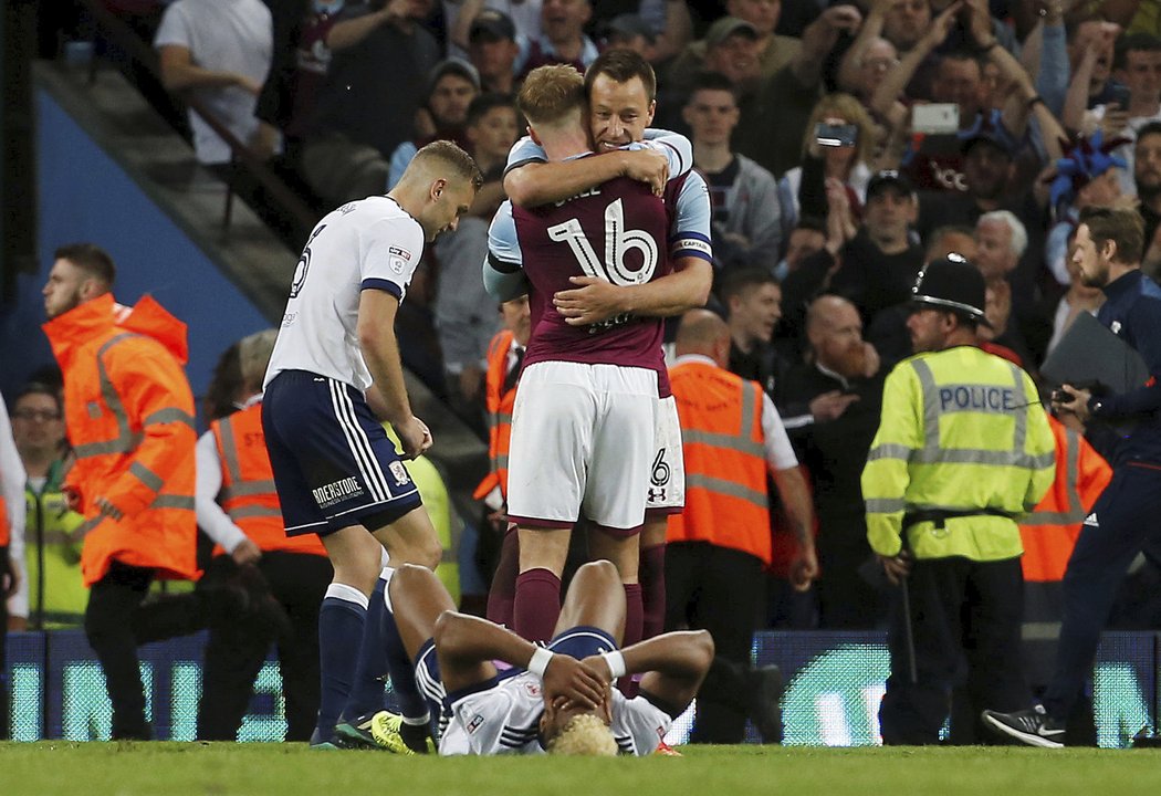 James Bree a John Terry slaví postup přes Middlesbrough