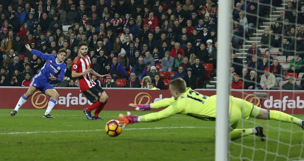 Gólman Jordan Pickford chytá ránu Marcose Alonsa z Chelsea