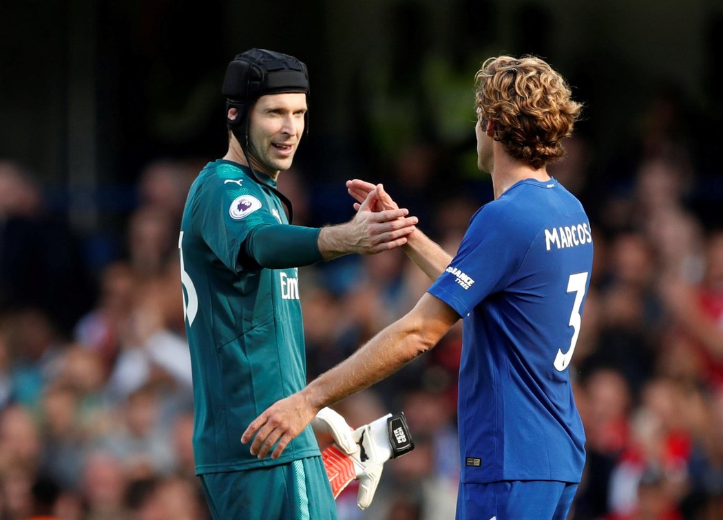 Gólman Arsenalu Petr Čech se zdraví se záložníkem Chelsea Markosem Alonsem