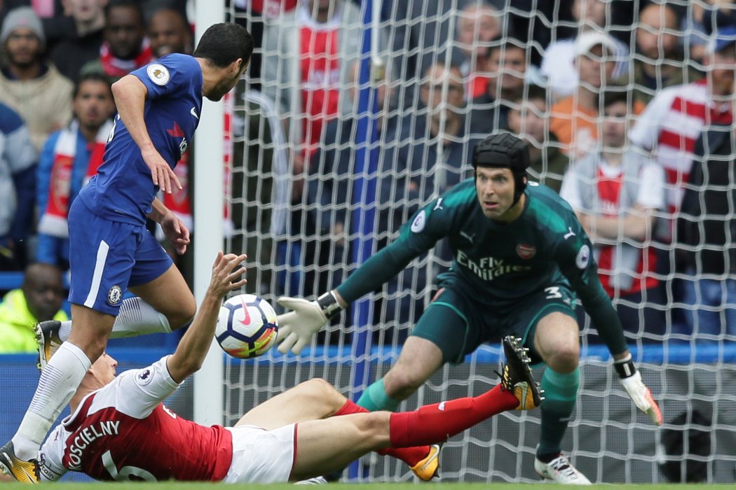 Gólman Arsenalu Petr Čech likviduje jednu ze šancí Chelsea