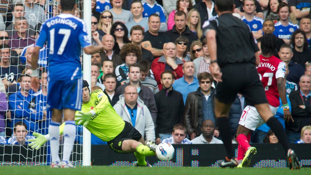 Gervinho střílí, Petr Čech zasahuje