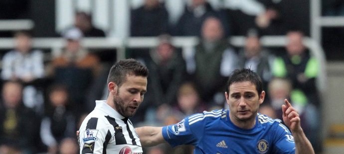 Hráč Newcastlu Yohan Cabaye se snaží odehrát míč před záložníkem Chelsea Frankem Lampardem v duelu Premier League