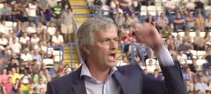 Mourinho naštvaně pořvával na realizační tým.