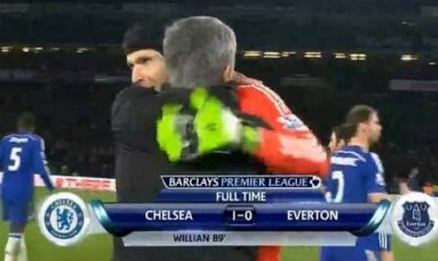 Brankář Chelsea Petr Čech ukázal v utkání s Evertonem několik fantastických zákroků a manažer Mourinho mu přišel poděkovat za výkon přímo na hřiště.