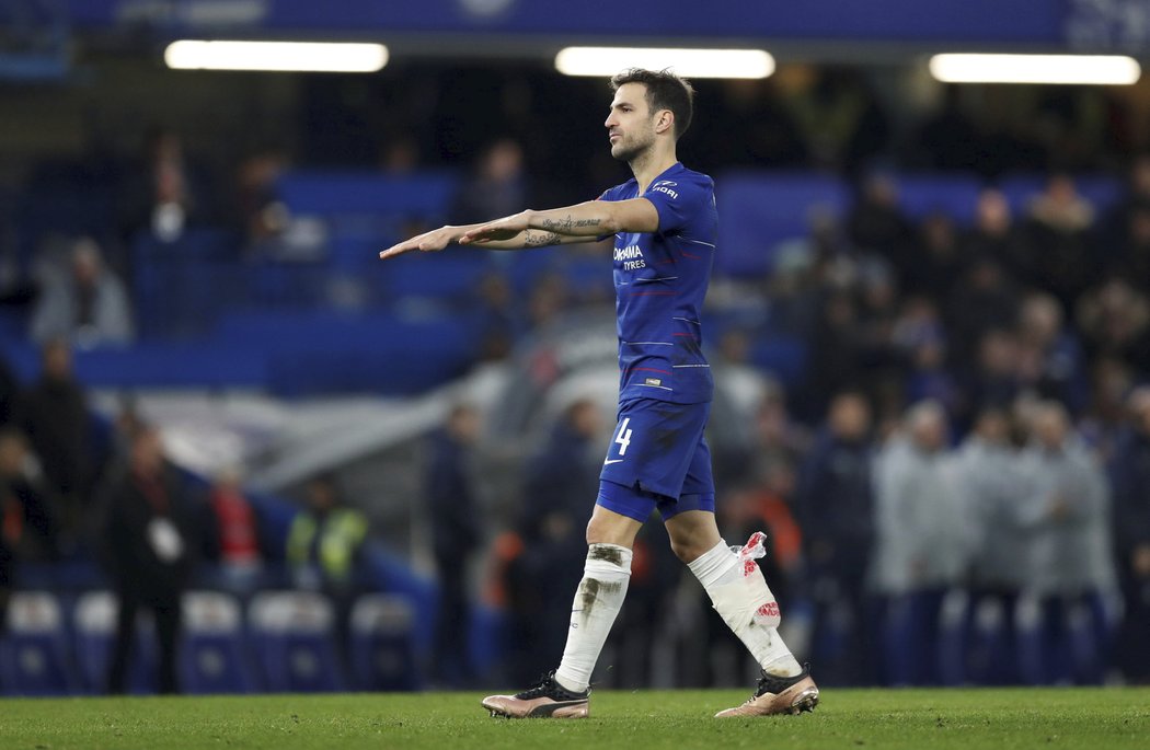 Cesc Fabregas dal sbohem anglickému fotbalu, s Chelsea se rozloučil zahozenou penaltou při pohárové výhře