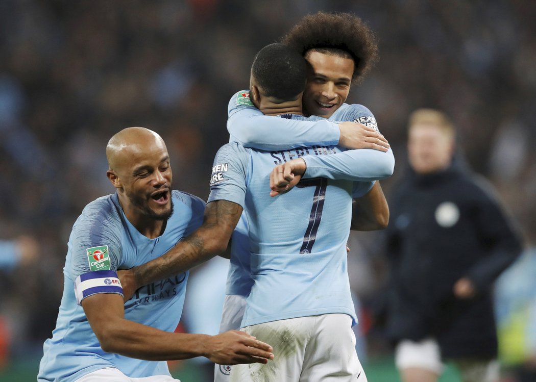 Hráči Manchesteru City slaví triumf v Anglickém ligovém poháru