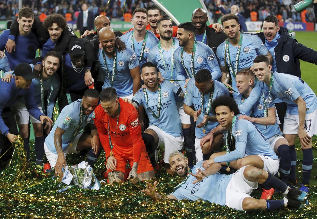 Hráči Manchesteru City slaví triumf v Anglickém ligovém poháru