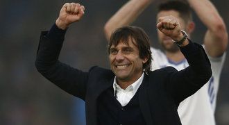 Chelsea rok od konce Mourinha: Slaví rekord, fanoušci vyvolávali Conteho