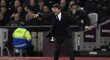Kouč Blues Antonio Conte udílí pokyny během zápasu s Chelsea