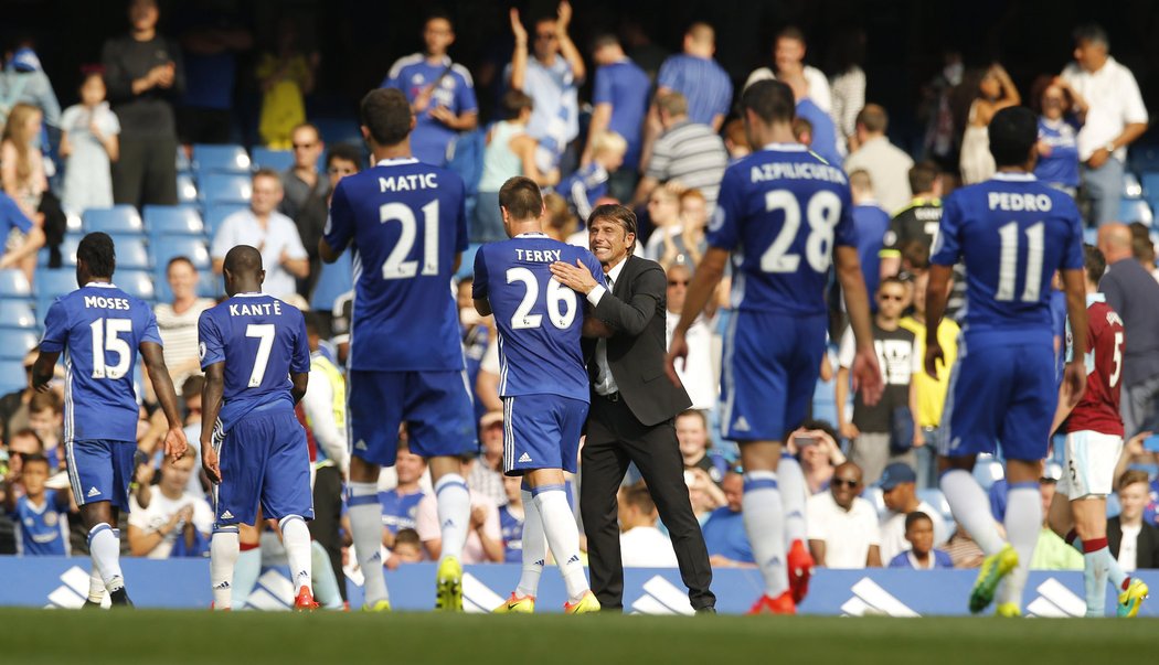 Trenér fotbalové Chelsea Antonio Conte děkuje svým svěřencům po výhře 3:0 nad Burnley