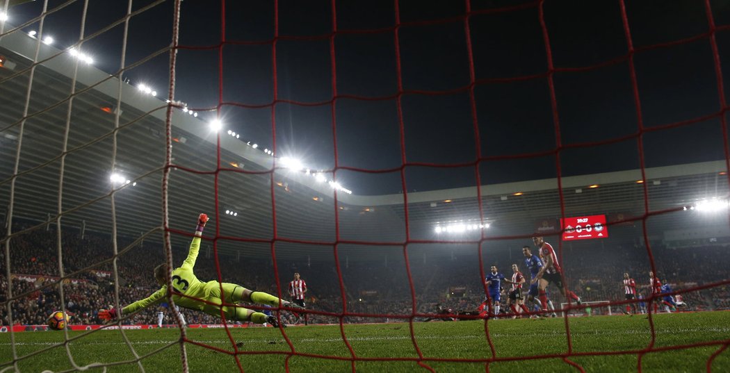 Cesc Fabregas právě střílí gól Chelsea na hřišti Sunderlandu