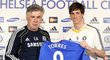 Fernando Torres pózuje s dresem Chelsea a svým novým koučem Carlem Ancelottim