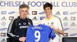 Fernando Torres pózuje s dresem Chelsea a svým novým koučem Carlem Ancelottim