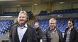 Po výhře vládly úsměvy. Nový manažer Chelsea Guus Hiddink a majítel klubu Roman Abramovič přicházejí po utkání se Sunderlandem za hráči na trávník na stadionu Stamford Bridge.