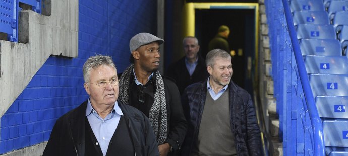 A jsme tady. Nový manažer Chelsea Guus Hiddink, majítel klubu Roman Abramovič a bývalý útočník "blues" Didier Drogba přicházejí po utkání se Sunderlandem za hráči na trávník na stadionu Stamford Bridge.