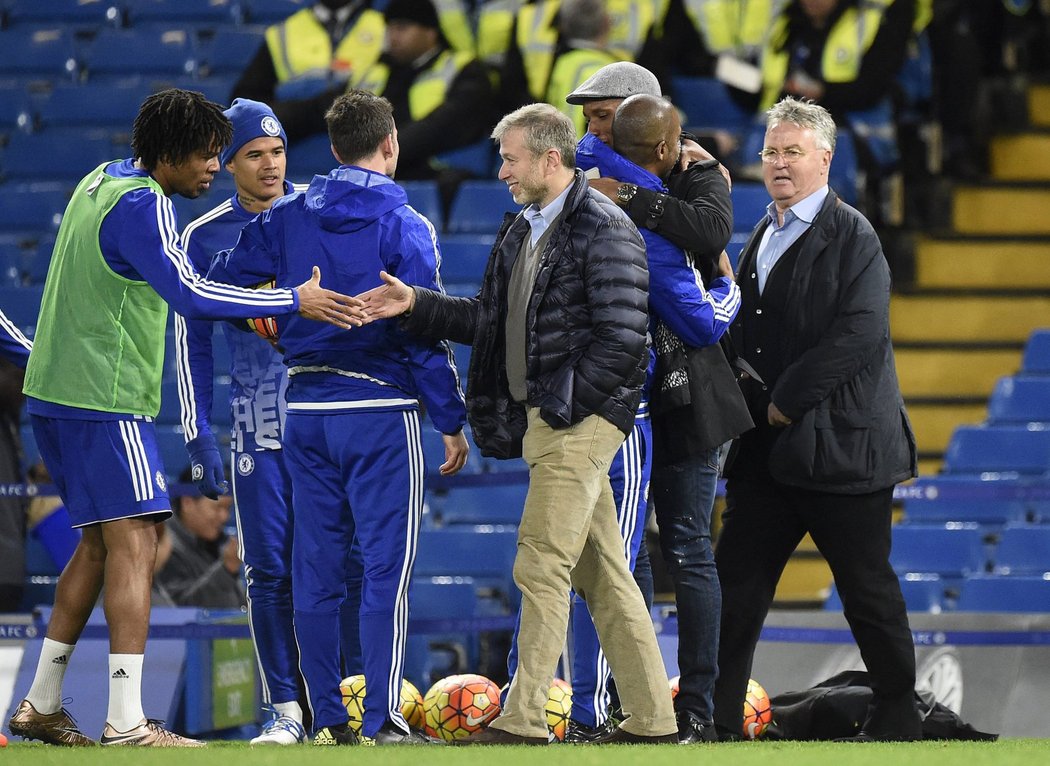 Ruský majitel Chelsea Roman Abramovič i nový manažer &#34;blues&#34; Guus Hiddink přišli po utkání se Sunderlandem pozdravit hráče. O dobrou náladu nebyla nouze, londýnské mužstvo vyhrálo 3:1.