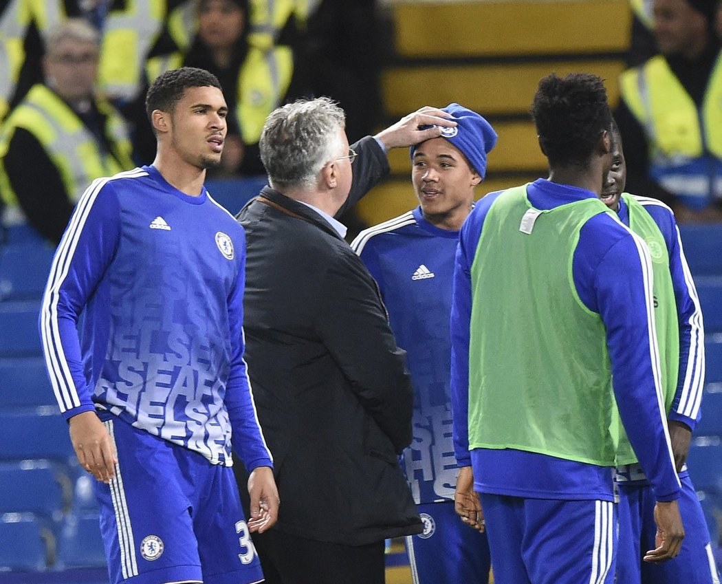 Nový manažer Chelsea Guus Hiddink se po utkání se Sunderlandem (3:1), které sledoval ještě z tribuny, přišel podívat za hráči na trávník stadionu Stamford Bridge. Možná s hráči i trochu žertoval.