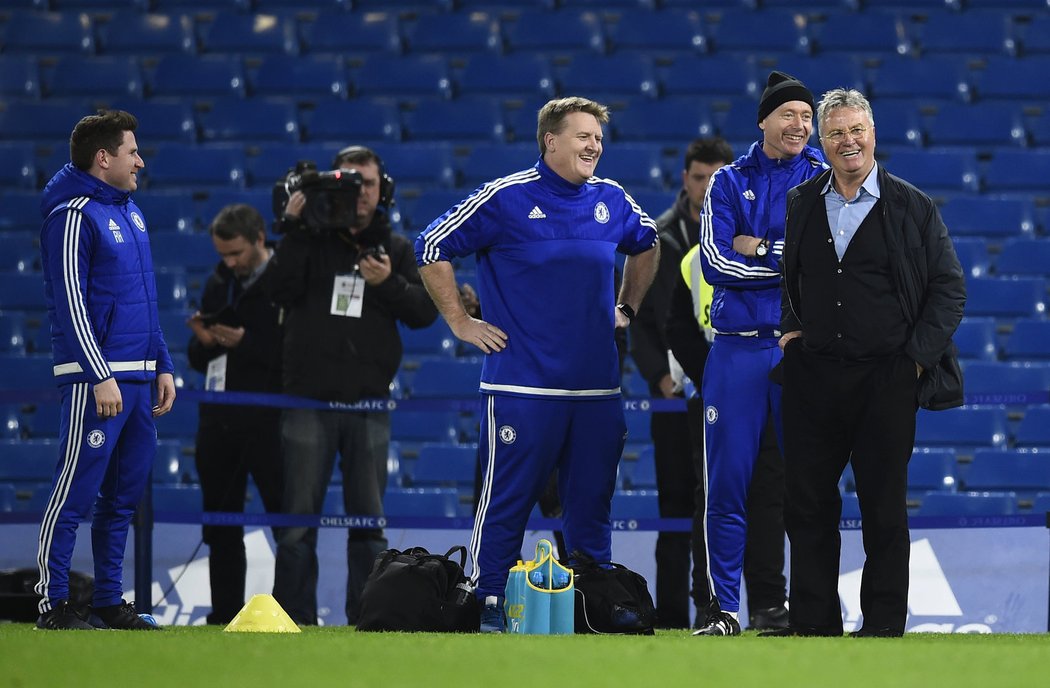 Nový manažer Chelsea Guus Hiddink se po utkání se Sunderlandem (3:1), které sledoval ještě z tribuny, přišel podívat za hráči na trávník. A nešetřil úsměvy.