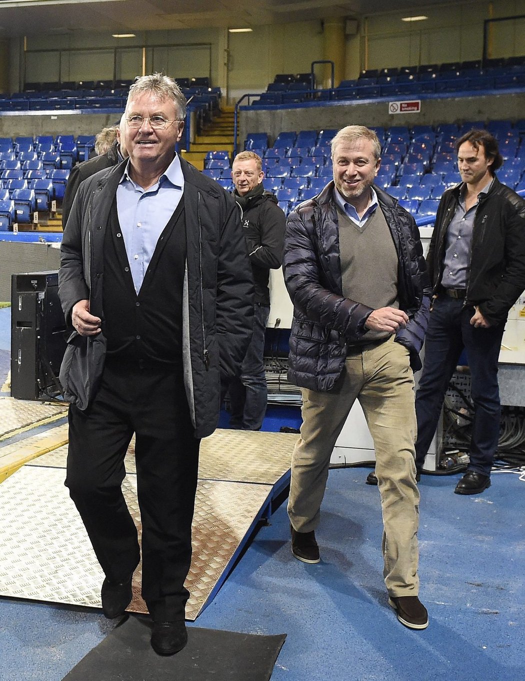 Po výhře vládly úsměvy. Nový manažer Chelsea Guus Hiddink a majítel klubu Roman Abramovič přicházejí po utkání se Sunderlandem za hráči na trávník na stadionu Stamford Bridge.