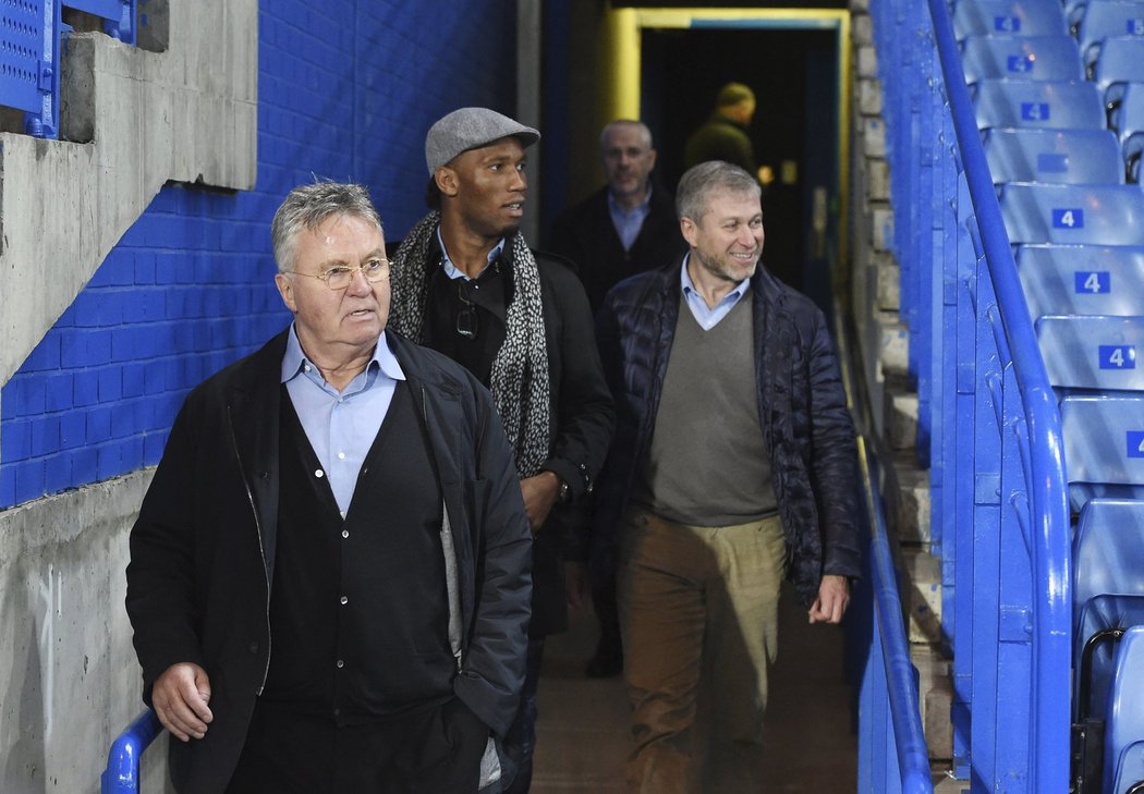 A jsme tady. Nový manažer Chelsea Guus Hiddink, majítel klubu Roman Abramovič a bývalý útočník &#34;blues&#34; Didier Drogba přicházejí po utkání se Sunderlandem za hráči na trávník na stadionu Stamford Bridge.