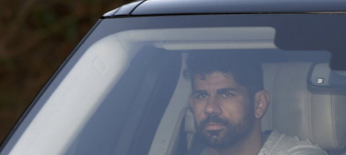 Diego Costa přijíždí na první trénink Chelsea po konci manažera Josého Mourinha. Útočník měl do ideální formy daleko, i on tak měl podíl na tom, že známý Portugalec na Stamford Bridge dotrénoval.