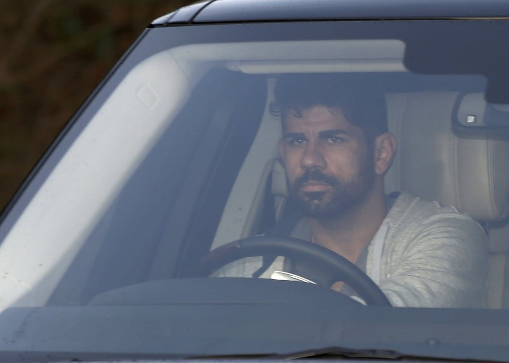 Diego Costa přijíždí na první trénink Chelsea po konci manažera Josého Mourinha. Útočník měl do ideální formy daleko, i on tak měl podíl na tom, že známý Portugalec na Stamford Bridge dotrénoval.