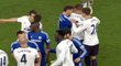 Při straknici v závěru duelu Premier League mezi Chelsea a Evertonem podle některých anglických médií kousel obránce londýnského týmu Branislav Ivanovič soupeře.